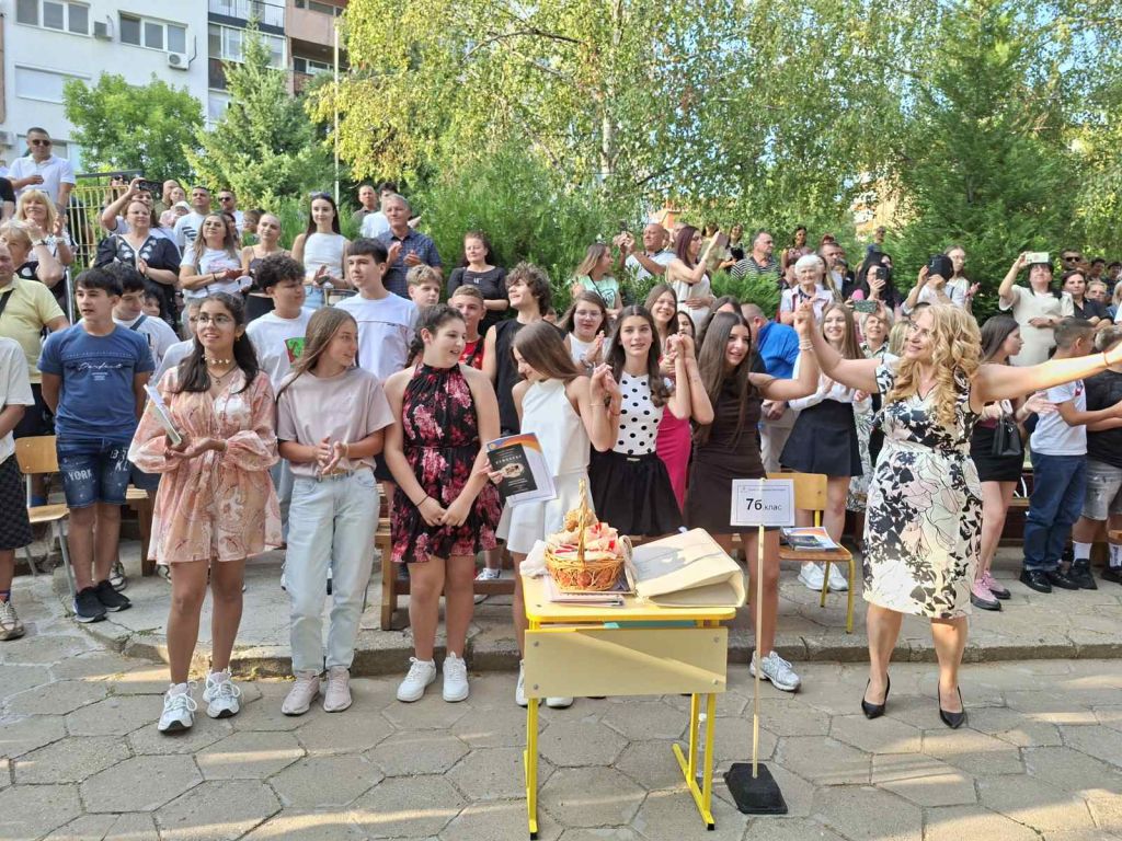 Осмо СУ "Арсени Костенцев" тържествено изпрати Випуск 2026 година 5
